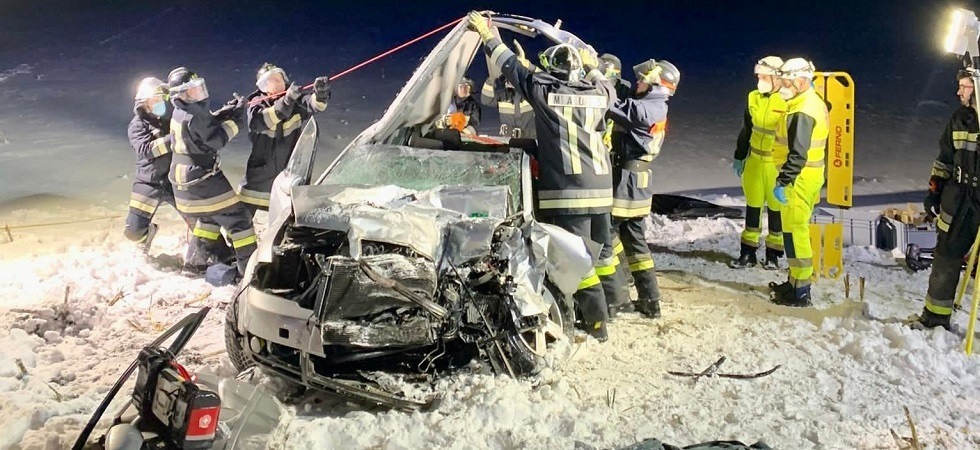 Violento frontale fra un’auto e un furgone: per estrarre un ferito dal mezzo servono le pinze idrauliche