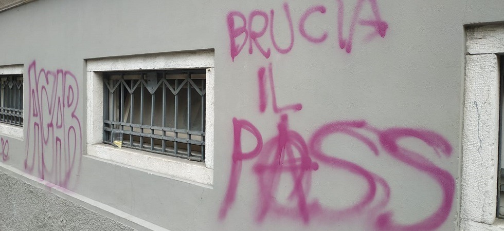 Nella notte compaiono una serie di scritte, c'è anche Brucia il pass''