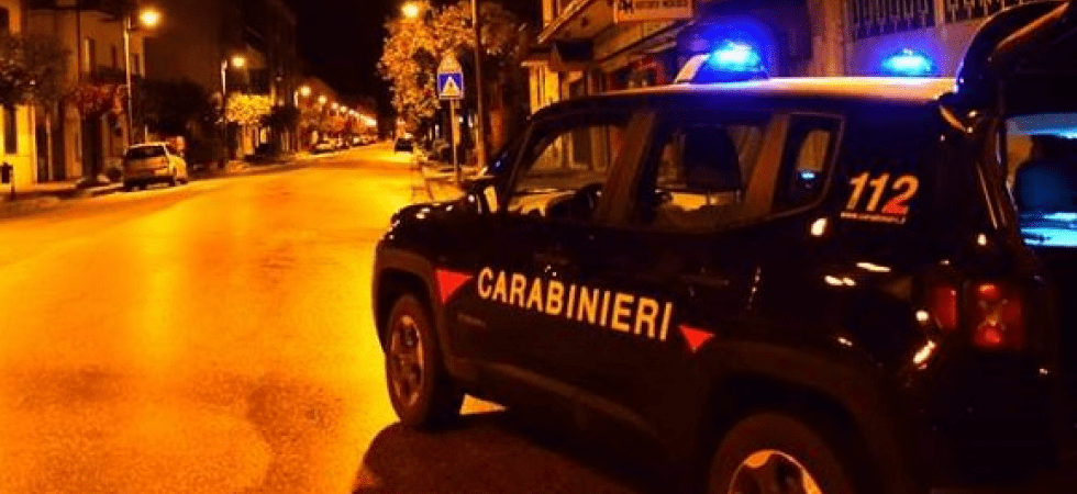 Rintraccia la ex compagna, la segue e poi la picchia in strada (e se la prende anche con chi cerca di difenderla)