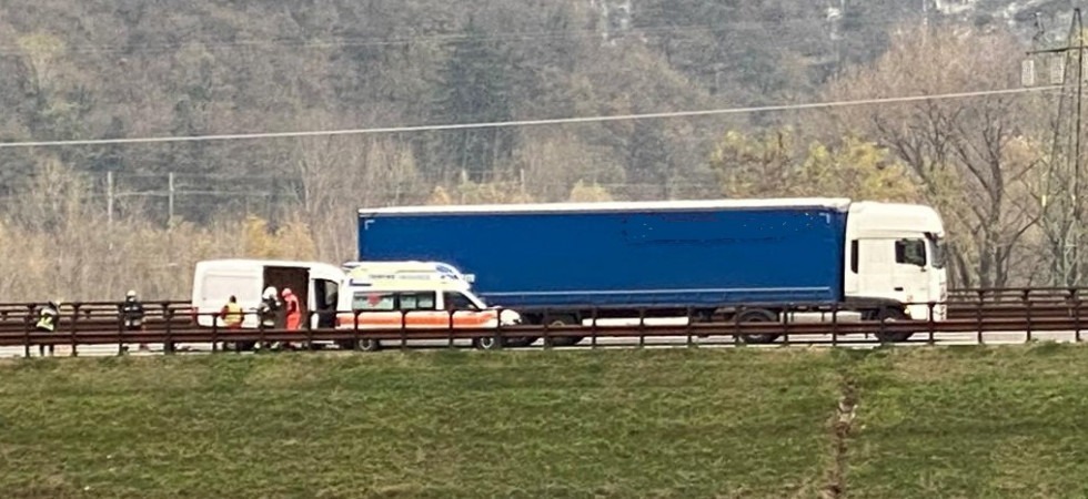 Violento tamponamento furgone-autoarticolato in A22, un conducente incastrato tra le lamiere