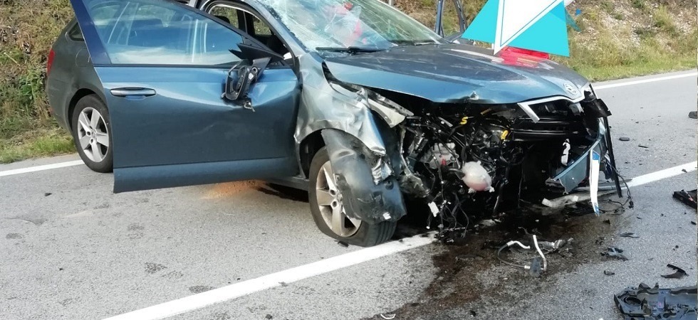 Sbanda e si schianta contro il guardrail, l'auto decolla e si cappotta diverse volte