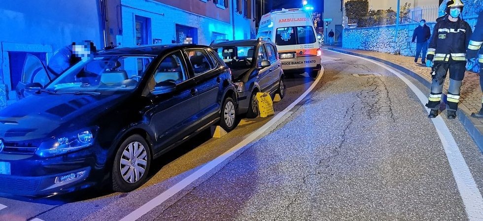 Tamponamento tra due auto in collina a Trento, due feriti trasportati all'ospedale