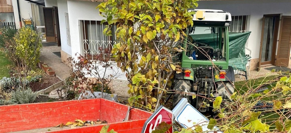 Malore mentre è alla guida di un trattore, un agricoltore si schianta nel giardino di un'abitazione