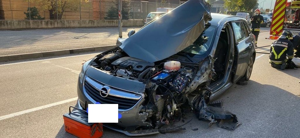 Grave incidente in Rotaliana, violento scontro auto-furgone