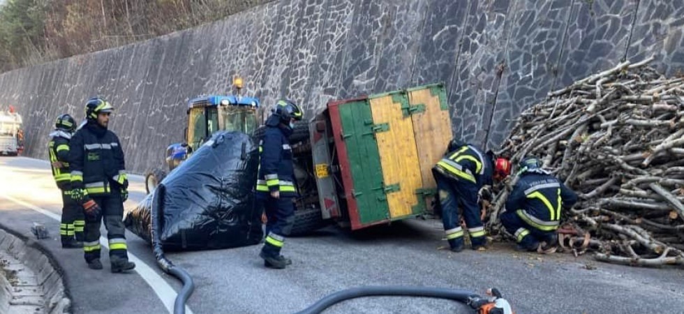 Il rimorchio si ribalta e il legname finisce in strada, vigili del fuoco in azione