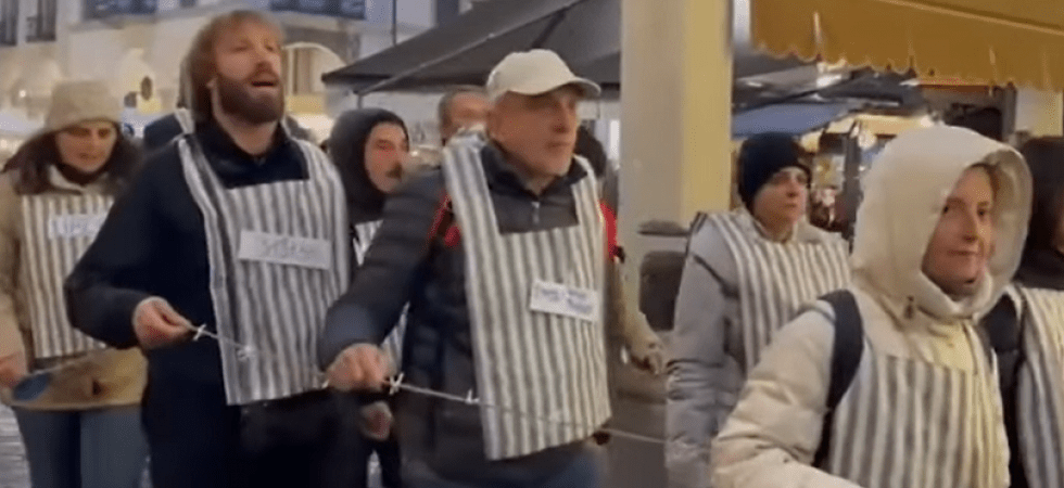 Manifestazione no-pass di Novara, l'organizzatrice Giusy Pace sospesa dal sindacato per aver “mistificato la tragedia di