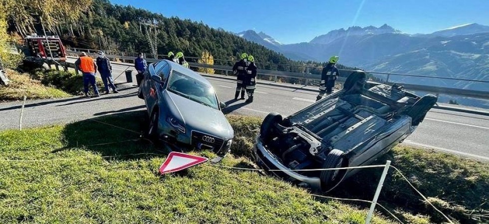 Si schianta contro un'auto e poi si ribalta, coinvolto nell'incidente anche un bambino