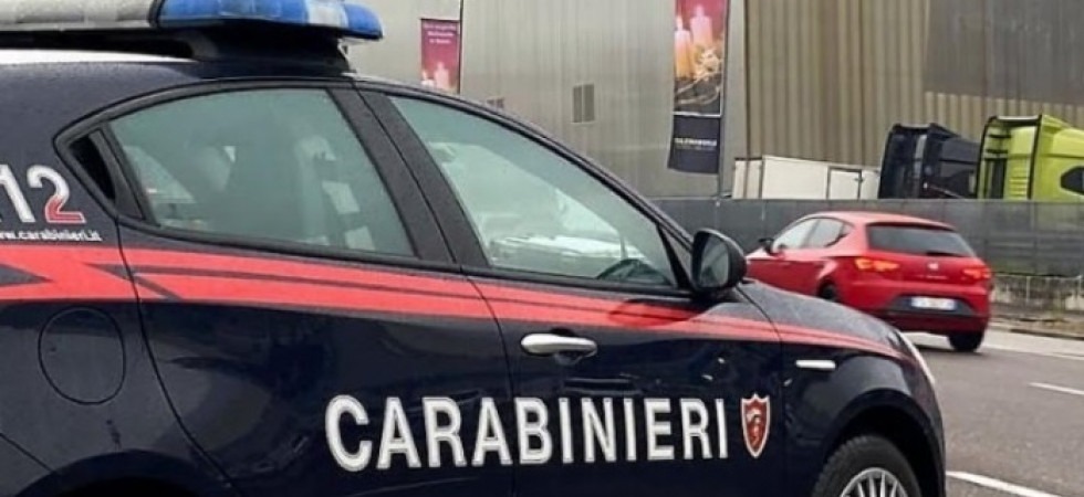 Ruba cento euro di vestiti e cerca di scappare, 20enne fermata dai carabinieri