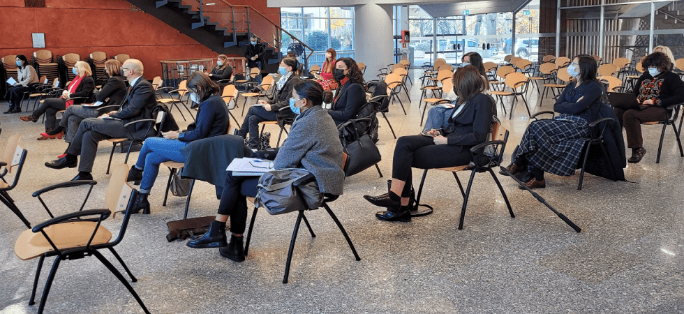 Violenza sulle donne, sul palco istituzionale parlano gli uomini e in platea ascolano le donne