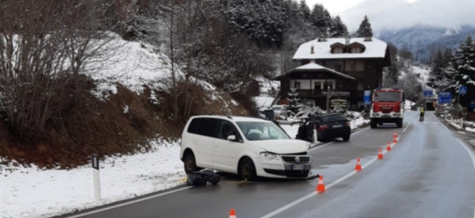Schianto semi-frontale tra due macchine, una donna di 50 anni trasportata in ospedale