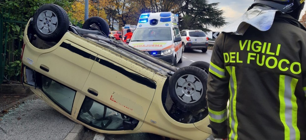 Perde il controllo dell'auto e si ribalta in curva, paura a Mesiano