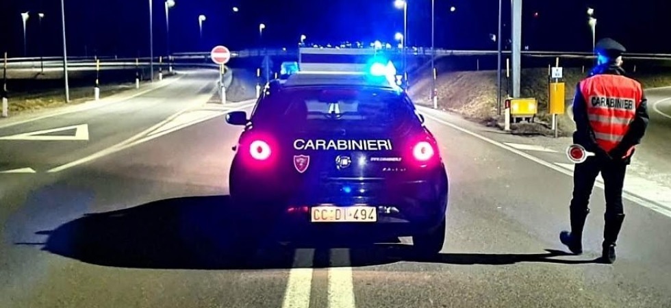 Ubriaco finisce ruote all'aria con il furgone, denunciato 28enne con un tasso alcolemico 5 volte superiore al limite