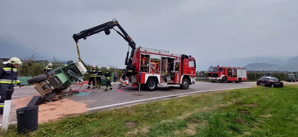 Un trattore con un rimorchio di mele si ribalta in mezzo alla strada
