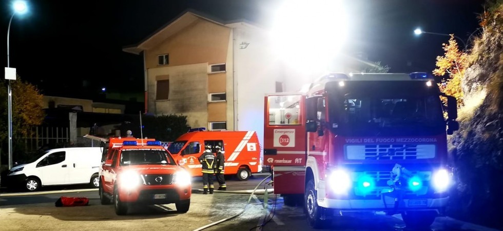 Fiamme dal camino, brucia il tetto di un'abitazione
