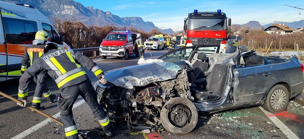 Gravissimo schianto auto-camion sulla statale del Brennero, una persona incastrata tra le lamiere