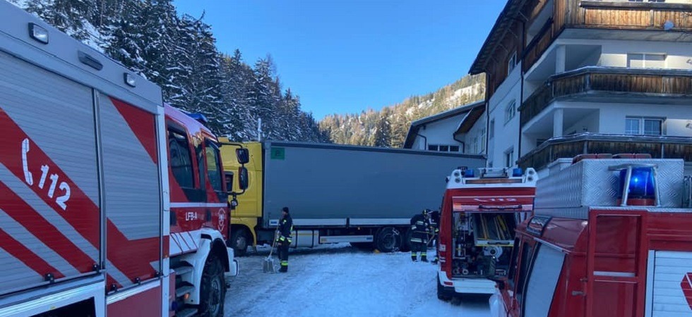 Neve e strada ghiacciata, un autoarticolato va in difficoltà e si blocca
