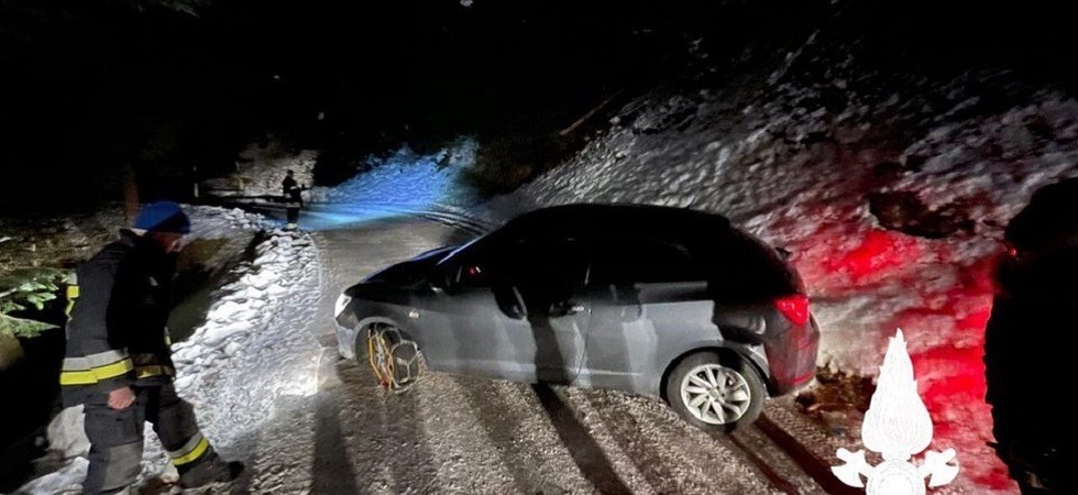 L'auto si blocca per la strada innevata e ghiacciata