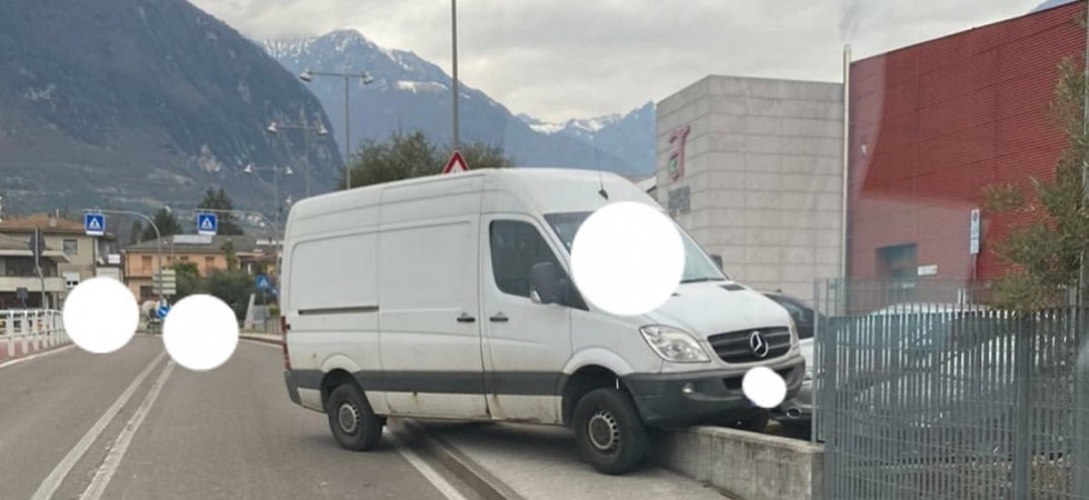 Foto Tony Pula Sbaglia manovra e il furgone rimane incastrato su un muretto