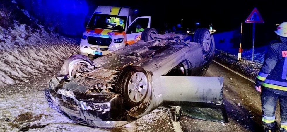 L’auto si ribalta dopo il terribile scontro con un altro mezzo: una persona ferita elitrasportata in ospedale