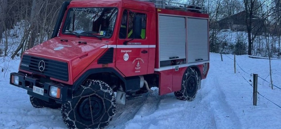 L'auto perde aderenza scivolando sulla salita innevata e il conducente si getta fuori dal veicolo