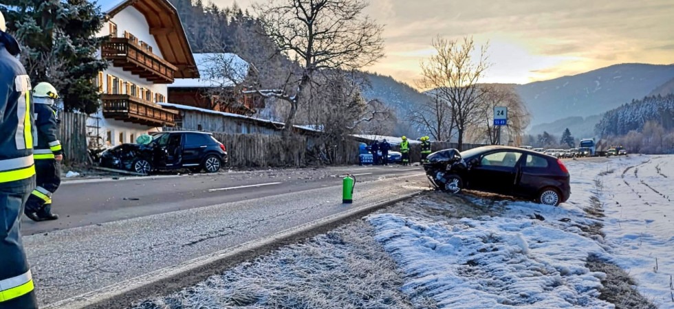 Terribile schianto fra due auto sulla statale: trasportati all'ospedale i feriti