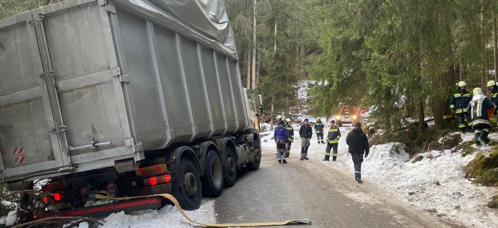 Camion di 30 tonnellate scivola ed esce di strada rimanendo bloccato nella neve: complessa operazione dei vigili del fuoco