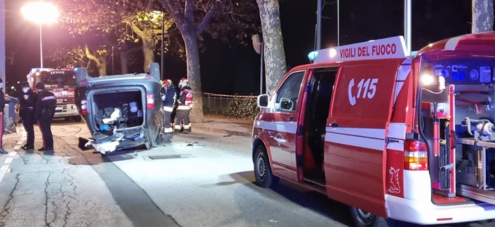 Perde il controllo dell'auto e si ribalta in mezzo alla carreggiata, un uomo di 54 anni trasportato in ospedale