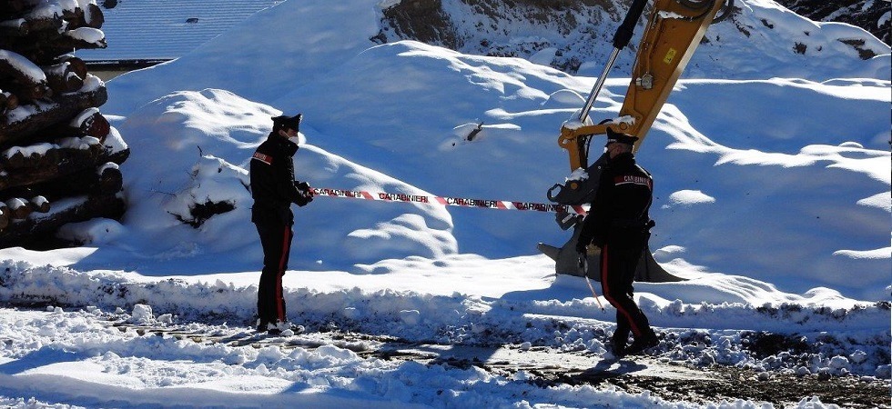 Abbandonano scarti edili, di escavazioni e di legname in un terreno agricolo