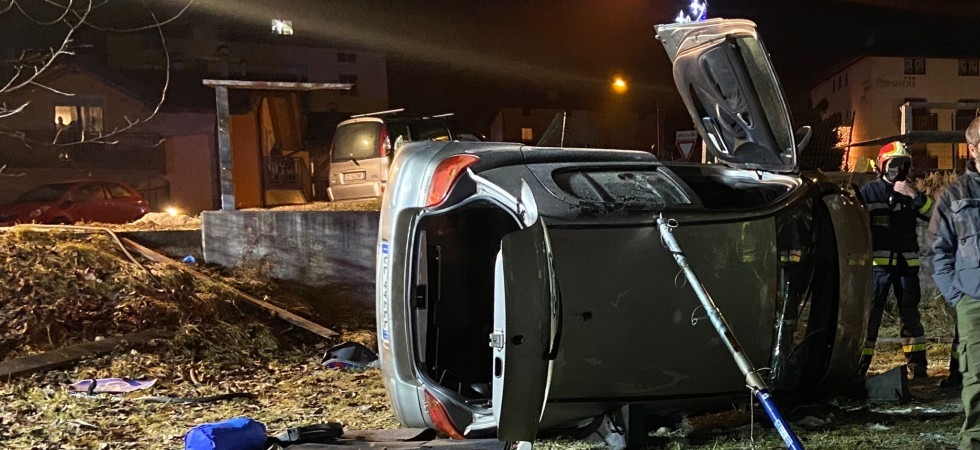 Grave incidente a Levico, auto esce di strada e si cappotta