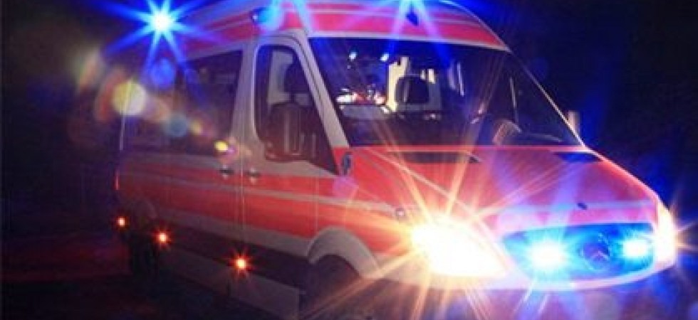 Cammina sul cornicione della finestra per fare uno scherzo agli amici ma precipita: un 14enne ricoverato in gravi condizioni