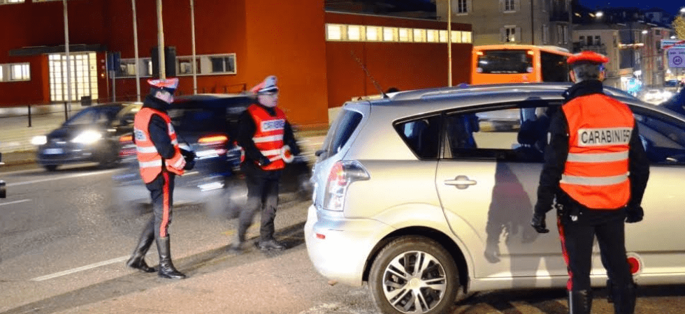 Preleva dal bancomat la pensione ma dà un passaggio a una donna che lo deruba: denunciata una 29enne