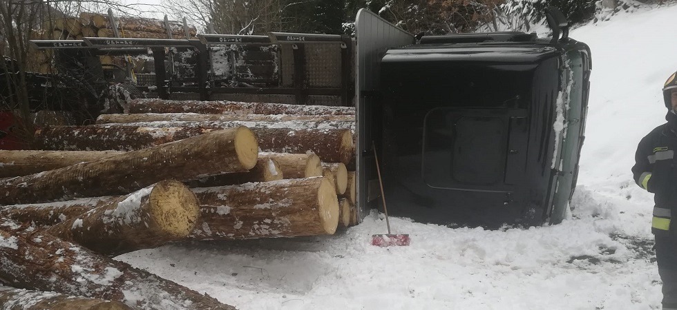 Neve e ghiaccio e il camion carico di legname si rovescia, un 35enne trasportato all'ospedale Santa Chiara