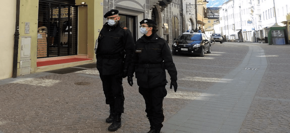 La titolare di un bar del centro non ha il green pass e ai carabinieri dice che non possono controllarla: sanzionata
