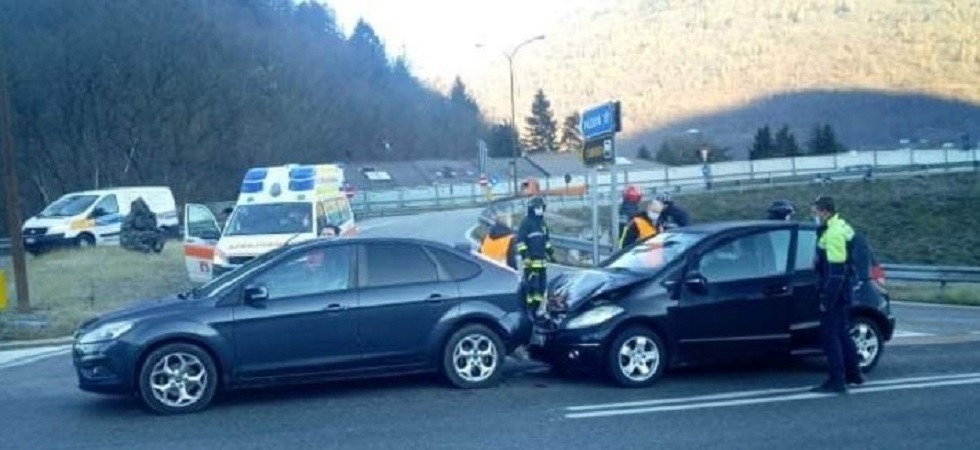 Rocambolesco incidente tra un furgone e due auto, coinvolta anche una bambina di 6 anni