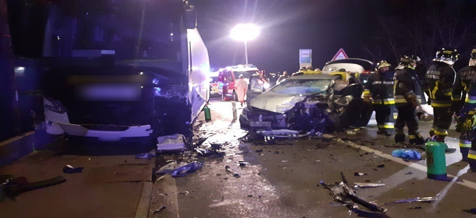 Gravissimo scontro tra un pullman e un'auto, diversi feriti e alcune persone rimaste incastrate tra le lamiere del mezzo