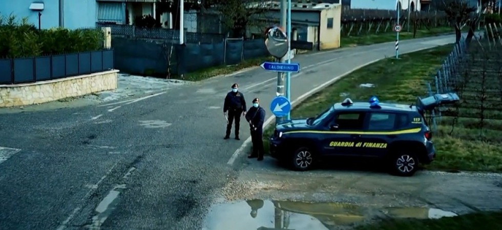 Avevano trasformato un appartamento in una centrale per lo spaccio, due arresti e un ricercato