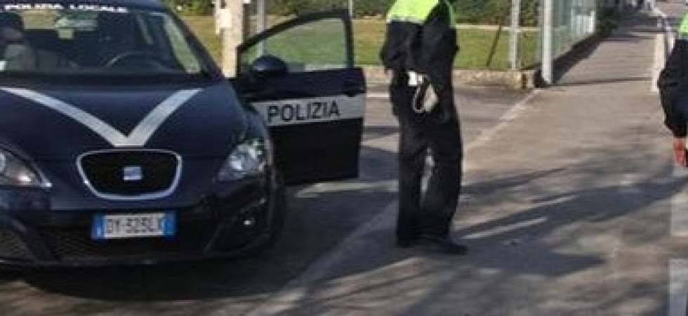 Trova al bar l'agente che lo aveva multato due anni fa e lo prende a pugni, 48enne denunciato