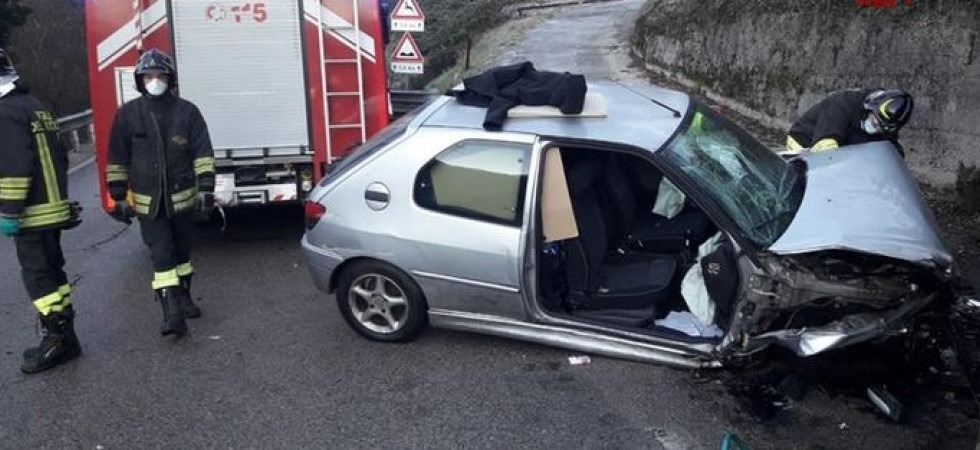 Si schianta con l'auto contro un muro, una donna estratta dalle lamiere