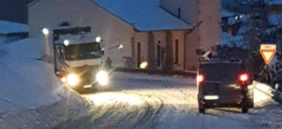 Code e rallentamenti sulla SS43dir, un camion finisce di traverso e blocca l'intera viabilità