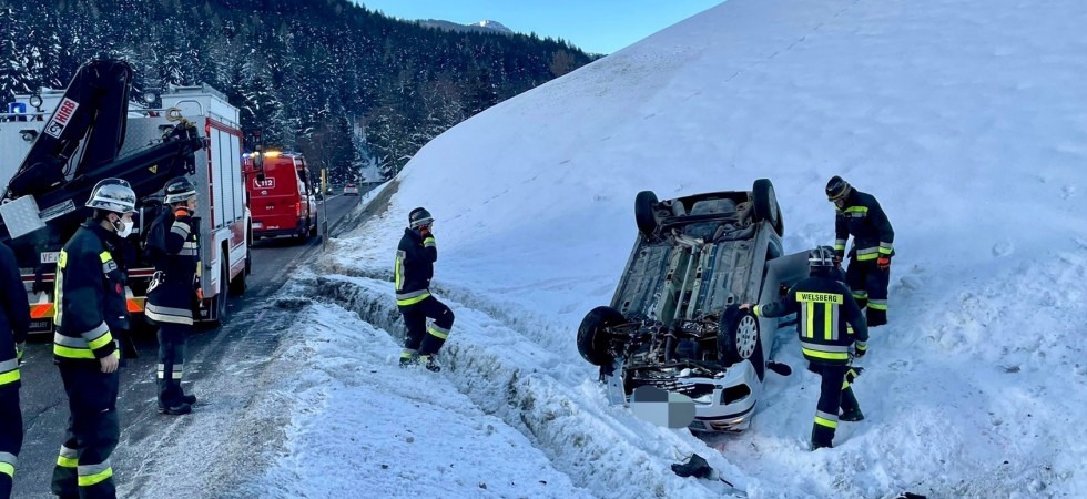 Perde il controllo dell'auto e si ribalta, una persona ferita