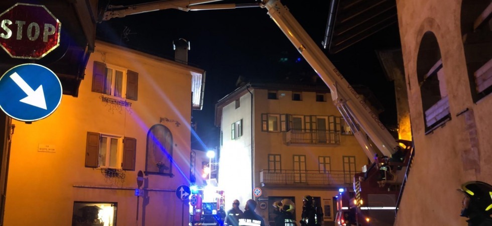Le fiamme escono dalla canna fumaria, momenti di paura per una famiglia a Predazzo