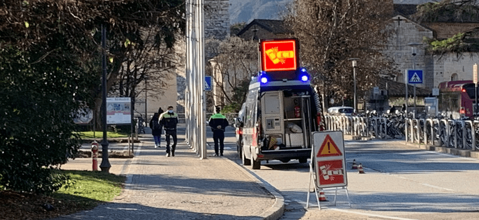 Investito un giovane tra la stazione e Piazza Dante, disagi al traffico
