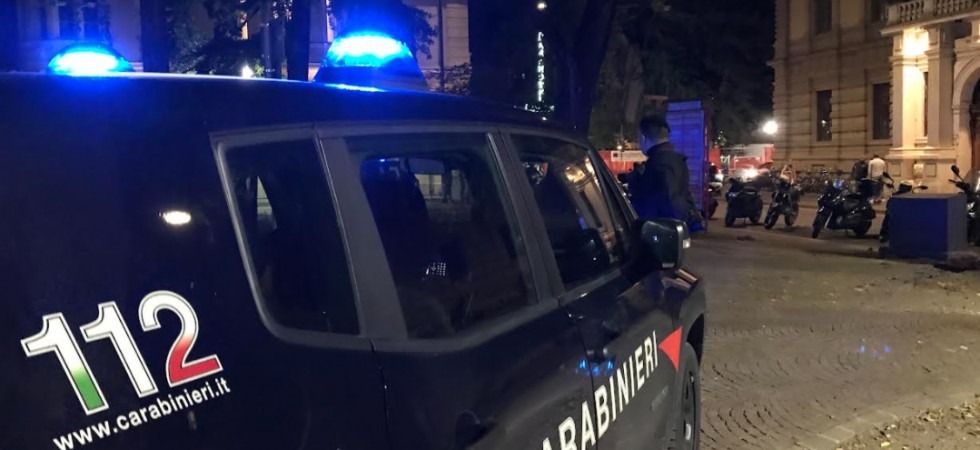 Calci alle bici e ai tavolini di un bar, all'arrivo dei carabinieri 22enne li minaccia con un coltello