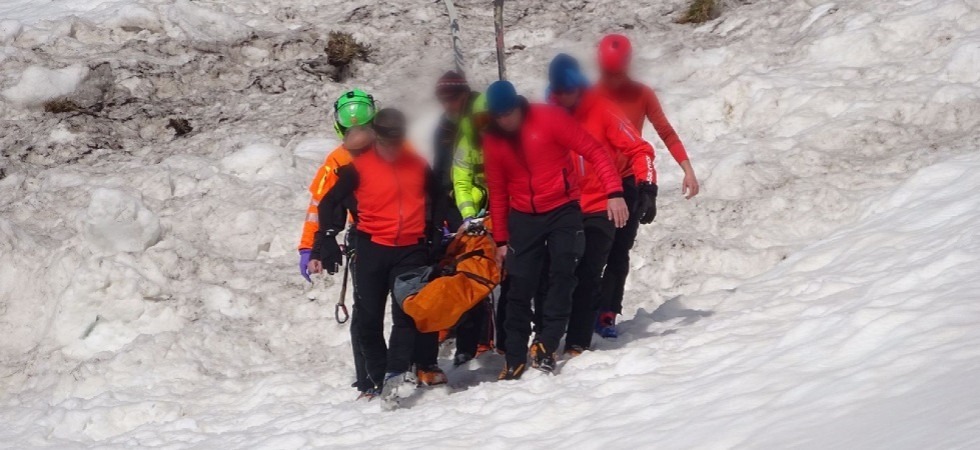 Cade sulla neve e si ferisce a una gamba, scialpinista elitrasportato in ospedale