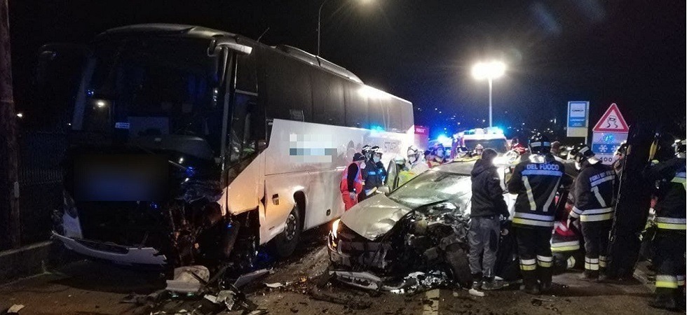 Gravissimo scontro tra un pullman e un'auto, tre feriti rimasti incastrati tra le lamiere e salvati dai vigili del fuoco
