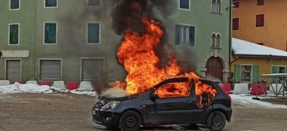 L'auto viene avvolta dalle fiamme, il guidatore riesce a mettersi in salvo