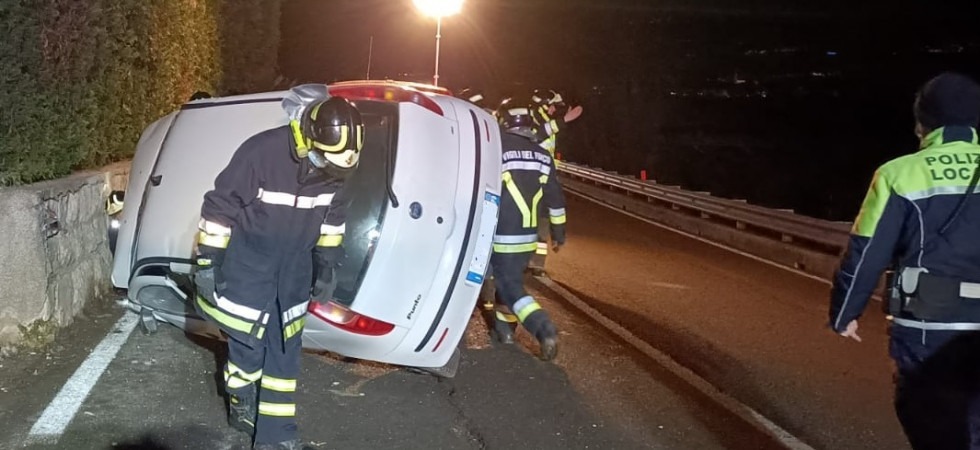 Perde il controllo dell'auto, si schianta contro un muro e si ribalta, momenti di paura per un giovane