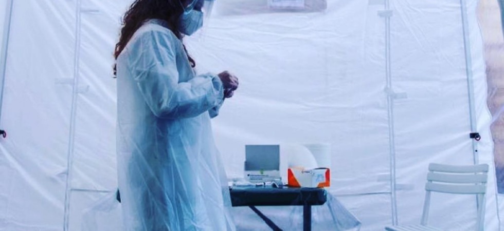 Covid19, dai gazebo con le stufette per stare al caldo e fare i tamponi ai turni extra: farmacie ancora in prima linea