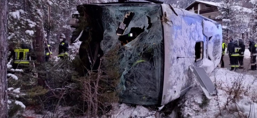 Ghiaccio in strada, un autobus con 34 studenti si è ribaltato, vigili del fuoco e soccorsi sanitari in azione