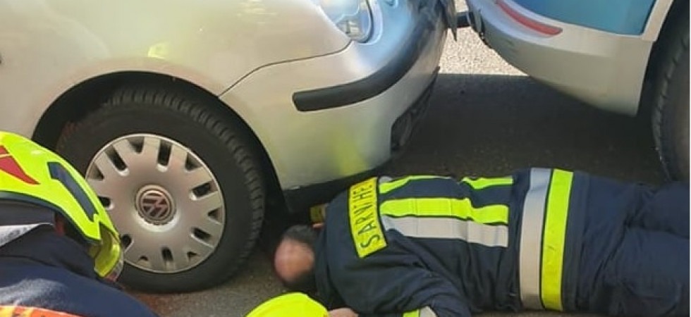 Disavventura per un automobilista, rimane attaccato al gancio di traino dell'auto che lo precede